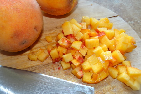 Нежные творожные оладушки из жидкого теста с начинкой из персиков: шаг 2
