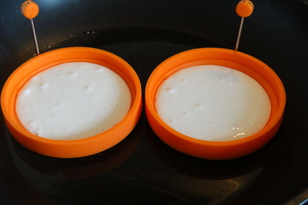 Нежные творожные оладушки из жидкого теста с начинкой из персиков: шаг 4