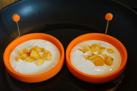 Нежные творожные оладушки из жидкого теста с начинкой из персиков: шаг 5