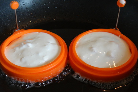 Нежные творожные оладушки из жидкого теста с начинкой из персиков: шаг 6