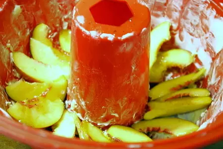 Пирог-перевертыш с нектаринами и орехами: шаг 4