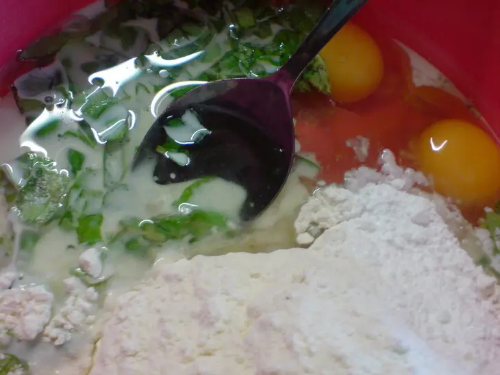 Закусочный кекс с фетой и помидорками: шаг 1