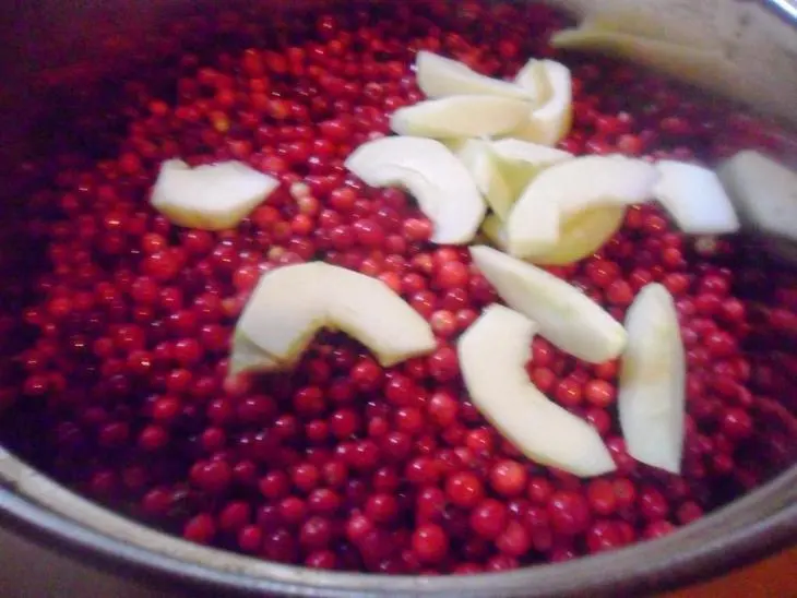 Брусничное варенье с яблоками: шаг 1