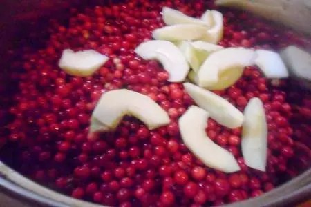 Брусничное варенье с яблоками: шаг 1