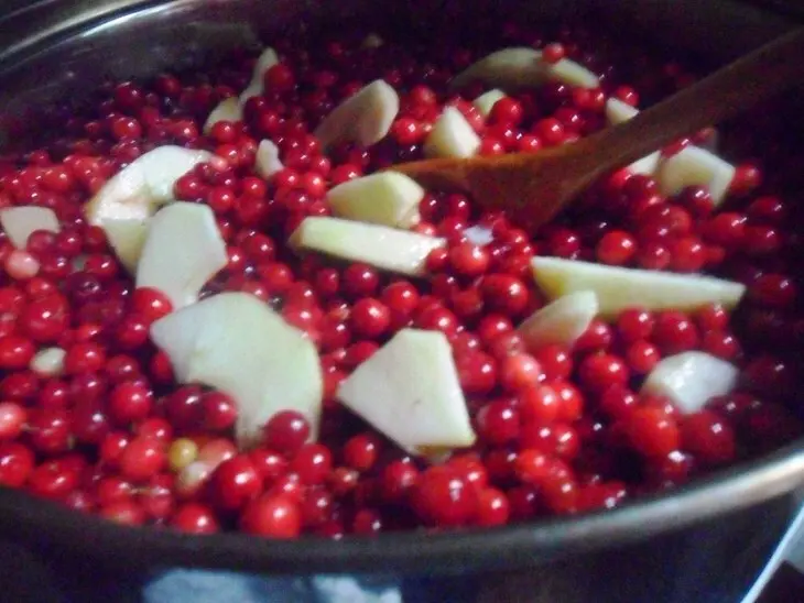 Брусничное варенье с яблоками: шаг 3