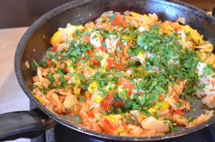 Спринг -роллы  с рисом и морепродуктами: шаг 5