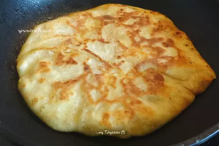 Хачапури с сыром на сковороде: шаг 7