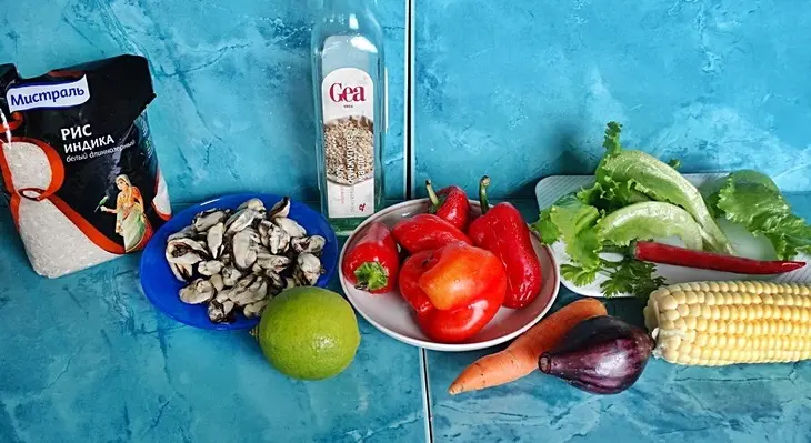 Тёплый салат с мидиями и кукурузой: шаг 1