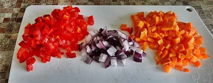 Тёплый салат с мидиями и кукурузой: шаг 2