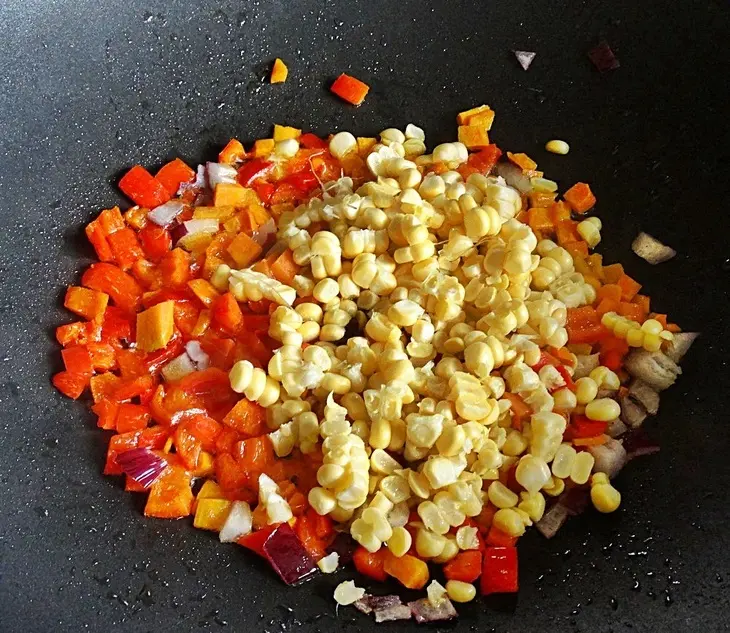 Тёплый салат с мидиями и кукурузой: шаг 3