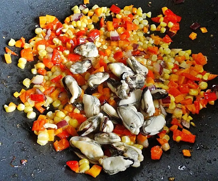 Тёплый салат с мидиями и кукурузой: шаг 4