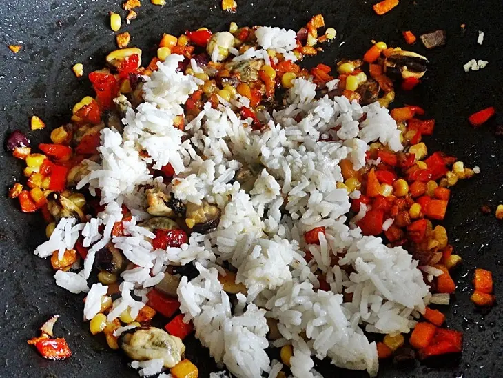 Тёплый салат с мидиями и кукурузой: шаг 6