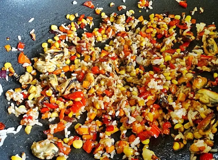 Тёплый салат с мидиями и кукурузой: шаг 7
