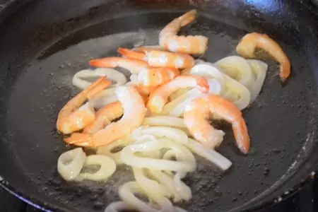 Коричневый рис с морепродуктами в тайском стиле.: шаг 3