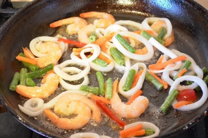 Коричневый рис с морепродуктами в тайском стиле.: шаг 4