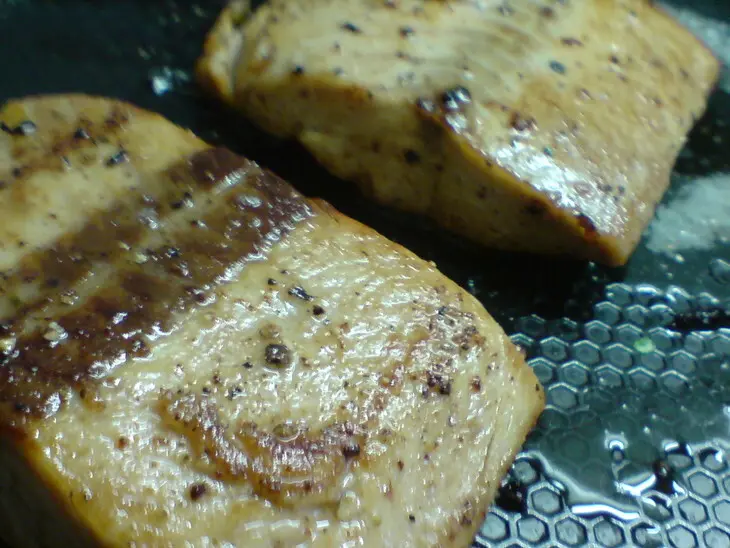 Морская форель, жареная под сметанным соусом и вялеными томатами: шаг 4