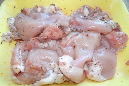 Ароматные куриные бедра в панировке: шаг 1