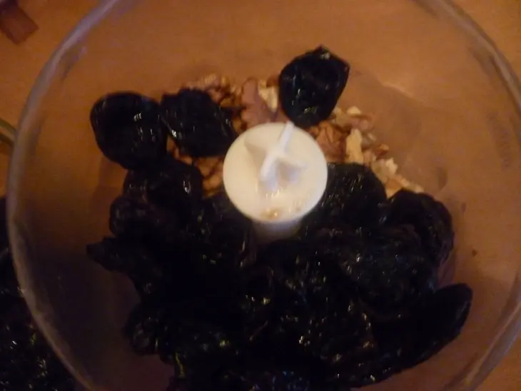 Десерт с черносливом и грецкими орехами: шаг 2