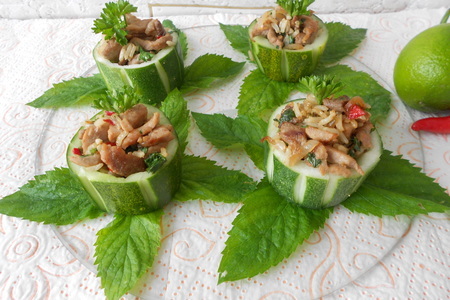 Салат в тайском стиле в огуречных "чашечках": шаг 7
