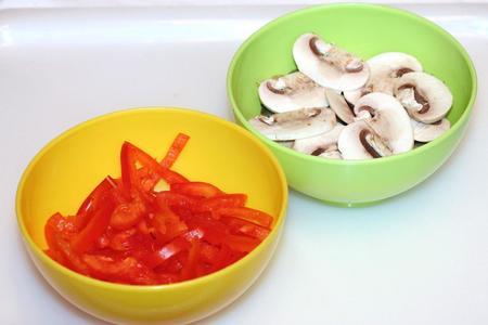 Грибы с овощами жареные в воке: шаг 2