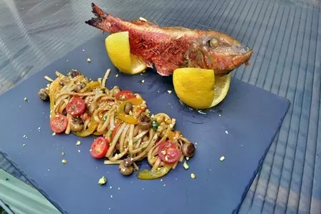 Барабулька, пшеничная лапша удон с овощами, с устричным соусом и фисташками.: шаг 1