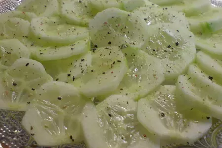 Салат с морской форелью и овощами: шаг 2