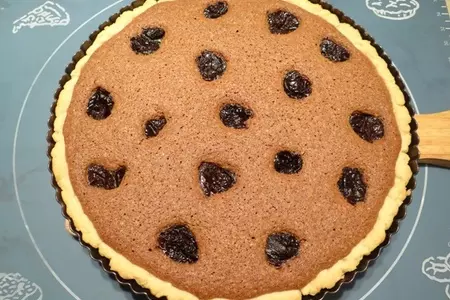 Пирог с черносливом и фундуком: шаг 15