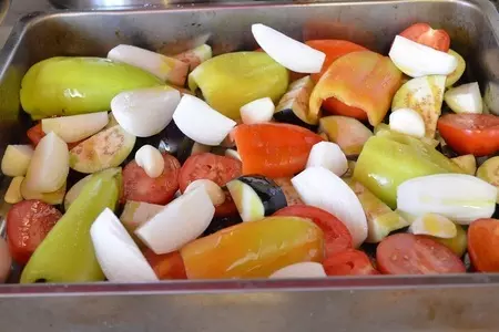 Цыпленок ( курица) на овощной подушке.: шаг 2