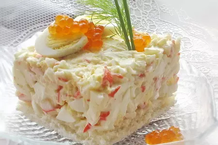 Салат крабовый с перепелиными яйцами: шаг 2