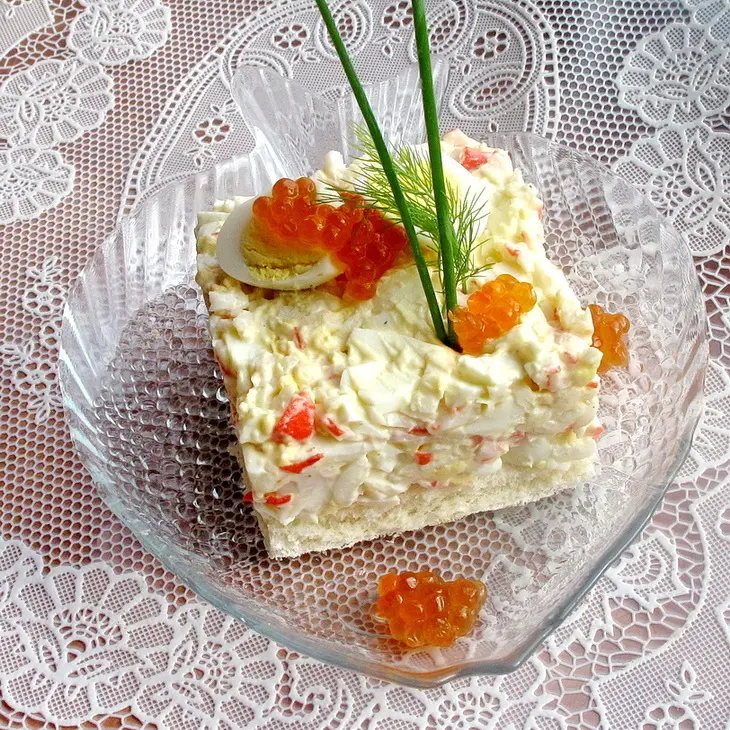 Салат крабовый с перепелиными яйцами: шаг 3