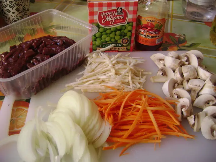 Стир -фрай из печени с грибами и овощами.: шаг 1
