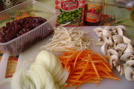 Стир -фрай из печени с грибами и овощами.: шаг 1
