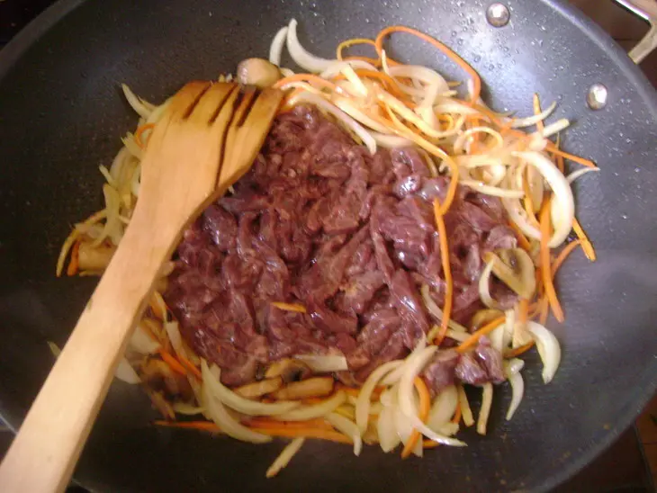 Стир -фрай из печени с грибами и овощами.: шаг 3