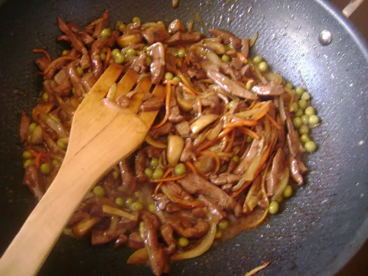 Стир -фрай из печени с грибами и овощами.: шаг 4