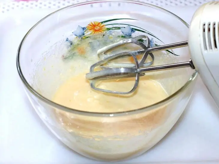 Морковный кекс с ягодной глазурью: шаг 3