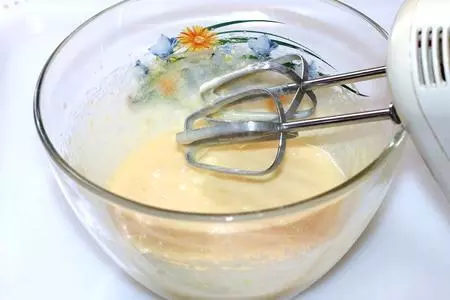Морковный кекс с ягодной глазурью: шаг 3
