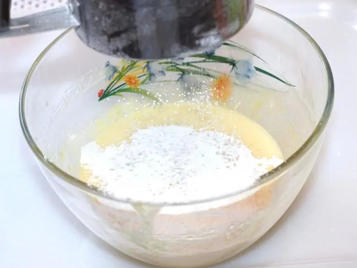 Морковный кекс с ягодной глазурью: шаг 4