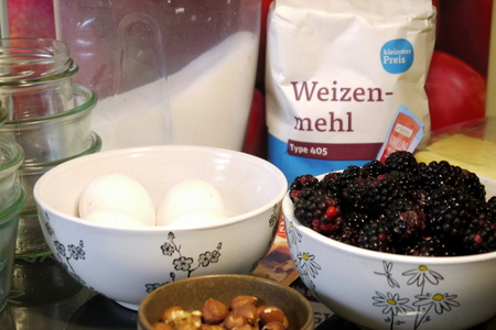 Мини-пироги с ягодами и орехами в стеклянных баночках (подарки из кухни): шаг 1