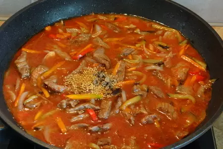 Беф а-ля строганов из телятины с томатным соком и овощами: шаг 4