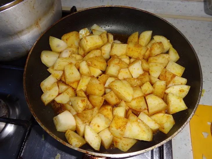Алу гоби-рагу из картофеля с цветной капустой: шаг 4