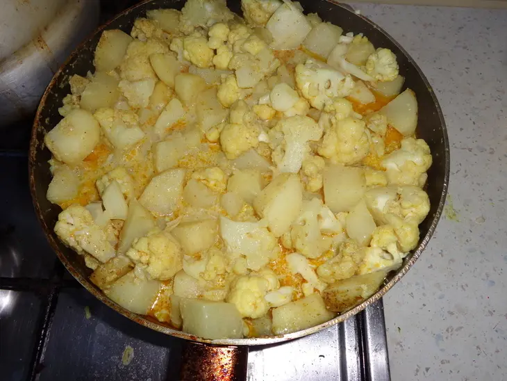 Алу гоби-рагу из картофеля с цветной капустой: шаг 6