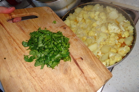 Алу гоби-рагу из картофеля с цветной капустой : шаг 7