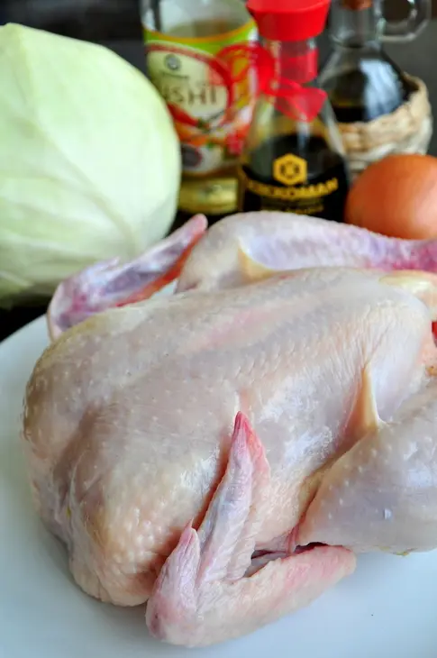 Курица без костей фаршированная капустной солянкой с охотничьими колбасками: шаг 1
