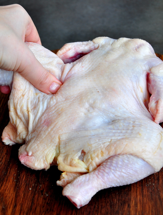 Курица без костей фаршированная капустной солянкой с охотничьими колбасками: шаг 2