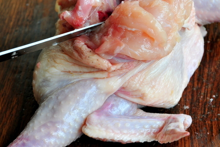 Курица без костей фаршированная капустной солянкой с охотничьими колбасками: шаг 7