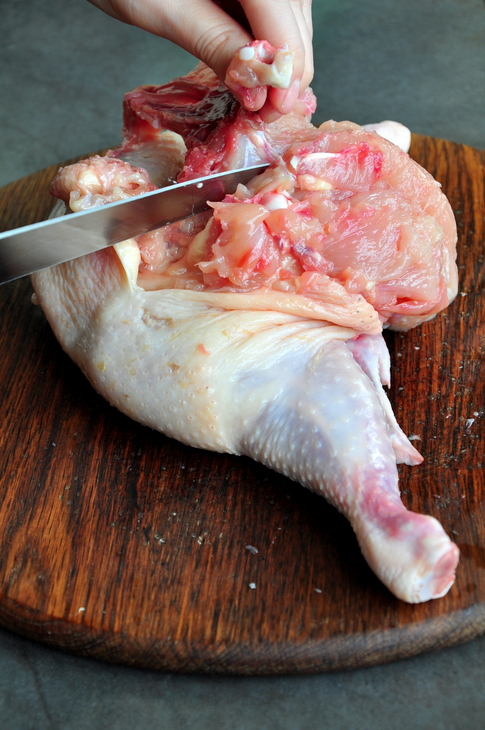 Курица без костей фаршированная капустной солянкой с охотничьими колбасками: шаг 8