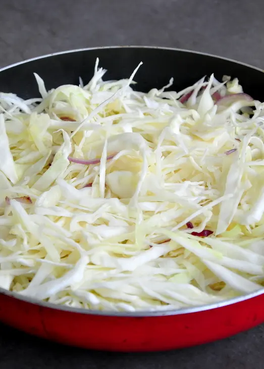 Курица без костей фаршированная капустной солянкой с охотничьими колбасками: шаг 12