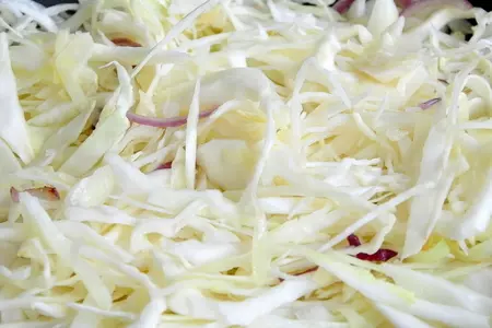 Курица без костей фаршированная капустной солянкой с охотничьими колбасками: шаг 12