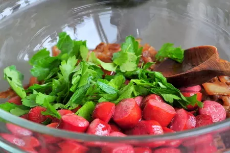 Курица без костей фаршированная капустной солянкой с охотничьими колбасками: шаг 16