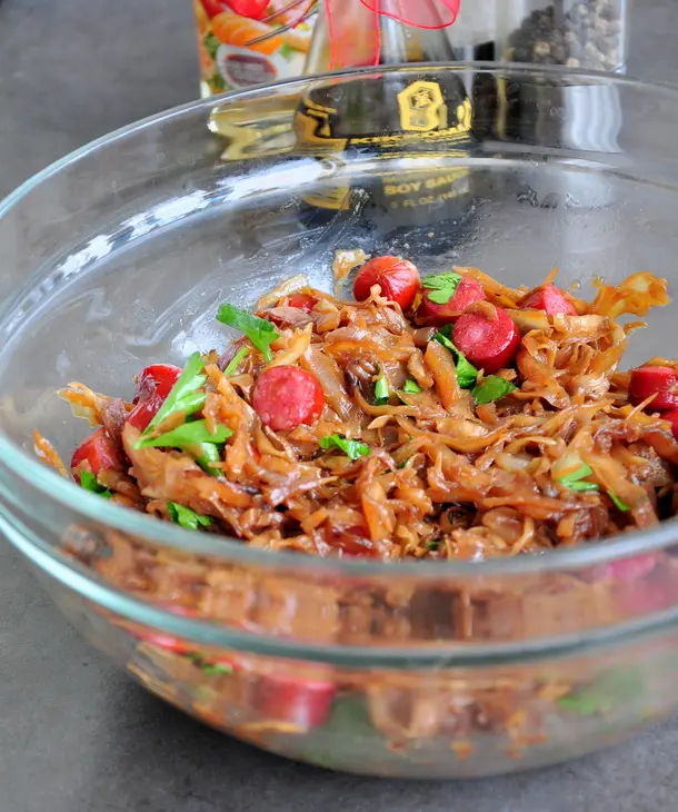 Курица без костей фаршированная капустной солянкой с охотничьими колбасками: шаг 17